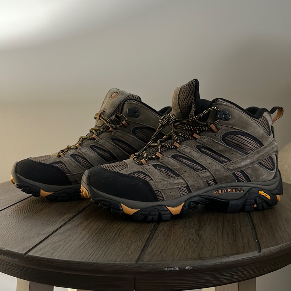 BNWOT Merrell men shoes